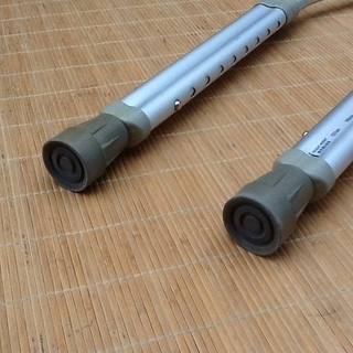 【2000円】アルミ製の松葉杖2本　適応身長157～178㎝の目盛付　リユース品、大きな損傷無し　必要な方はどうぞ　配達もしますの画像