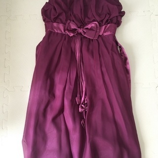 ワインレッドのドレスの画像