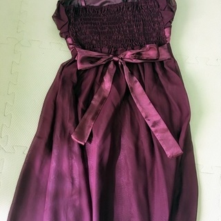 ワインレッドのドレスの画像