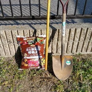 培養土とショベルと草削り