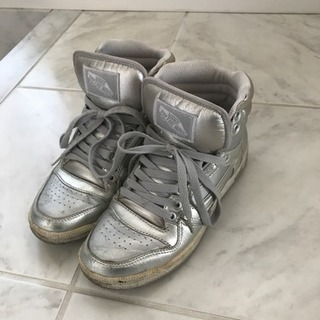 VANSのハイカットスニーカーになります😅