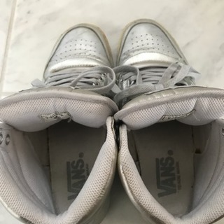 VANSのハイカットスニーカーになります😅の画像