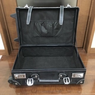 おしゃれなキャリーバッグ 黒の画像