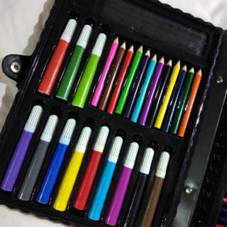 これから絵を始める人必見！！アートボックス　サインペン、パステル、絵の具、色えんぴつのセットの画像