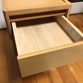 ナイトテーブルの画像