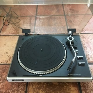 VICTOR. 1980年代のレコードプレーヤー