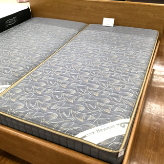 人気のkarimoku(カリモク)のクイーンサイズのベッドです！