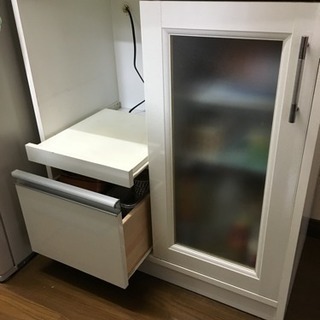 キッチン収納キャビネットの画像