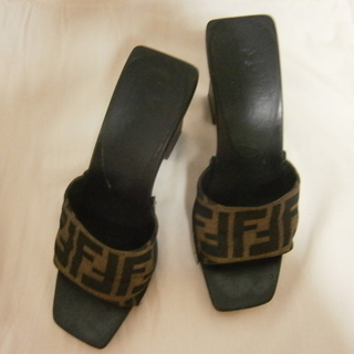 FENDY フェンディ ウッドサンダルの画像
