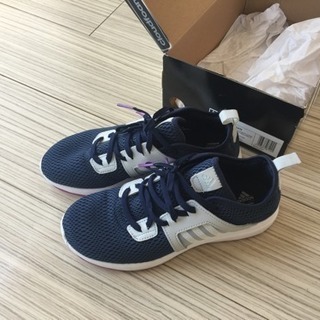 新品　ADIDAS スニーカー／ランニングシューズ