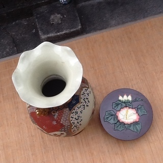 【珍品三千円】中国で買ってきた大きな壺、花瓶と木製の台　素敵に飾ってください　配達も可の画像