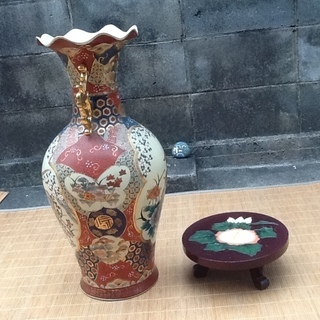 【珍品三千円】中国で買ってきた大きな壺、花瓶と木製の台　素敵に飾ってください　配達も可の画像