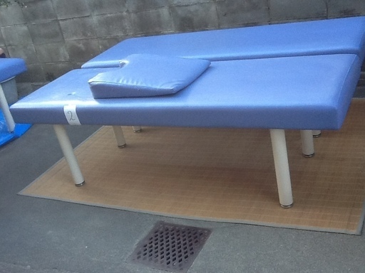 【五千円②】少し訳ありのマッサージベッド(無孔)、胸マクラ付き 180×60×H55㎝ 高田ベッド社製　配達も可