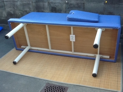 【五千円②】少し訳ありのマッサージベッド(無孔)、胸マクラ付き 180×60×H55㎝ 高田ベッド社製　配達も可