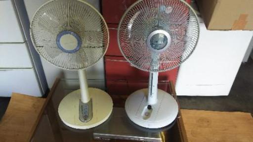 扇風機２台(左側SANYO、右側TOSHIBA)