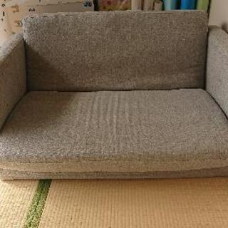 ソファー(引き伸ばせばベッドに！)