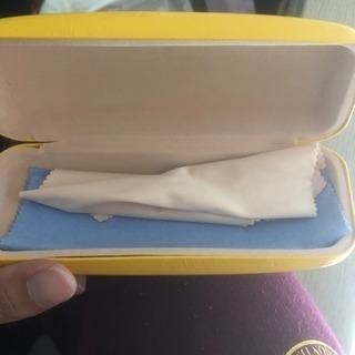 真っ黄色のメガネケースの画像