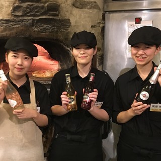 未経験でも1から丁寧に教えます。ホスピタリティ溢れる明るい職場です。飲食スタッフの画像
