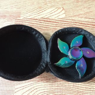 ☆収納ケース付き☆ハンドスピナー 花型 オーロラカラー  花 形...
