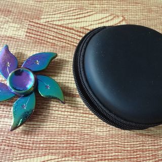 ☆収納ケース付き☆ハンドスピナー 花型 オーロラカラー  花 形　おもちゃの画像