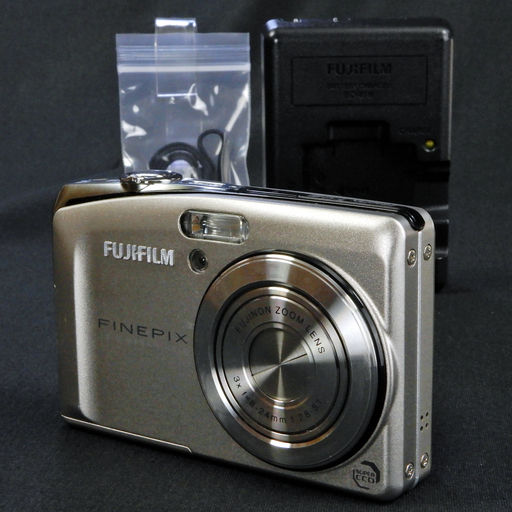 FUJIFILM デジタルカメラ FinePix F50fd シルバー 1200万画素 光学3倍ズーム  Used