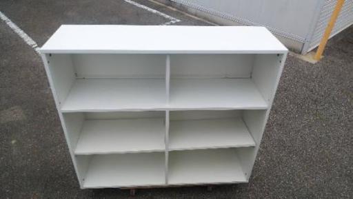 枠は木製 背面スチール入り 棚
