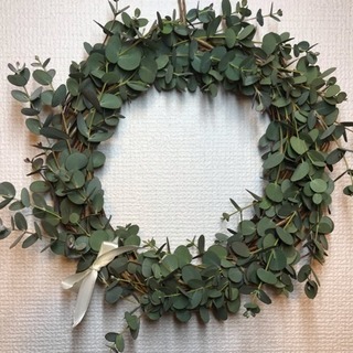 ミモザとユーカリのリース作りの画像