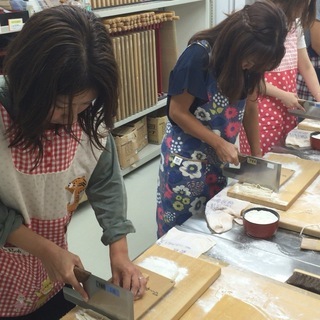 京都の街中で、手打ちそばが学べます！　お試しのそば打ち体験も歓迎！！　京の本格手打ちそば処　有喜屋が運営　安心の手打ちそば教室！　天皇陛下より「黄綬褒章」を拝受した塾長直伝！！！の画像