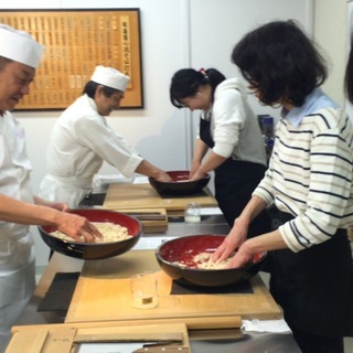 京都の街中で、手打ちそばが学べます！　お試しのそば打ち体験も歓迎！！　京の本格手打ちそば処　有喜屋が運営　安心の手打ちそば教室！　天皇陛下より「黄綬褒章」を拝受した塾長直伝！！！の画像