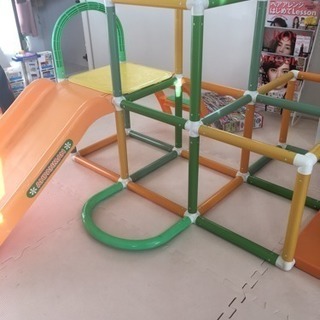 アンパンマンジャングルジムとアンパンマン乗り物おもちゃの画像