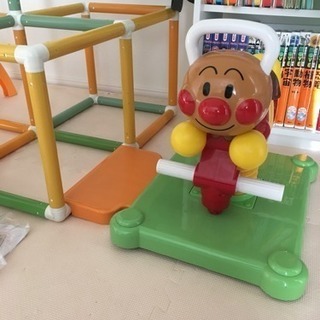アンパンマンジャングルジムとアンパンマン乗り物おもちゃの画像
