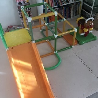 アンパンマンジャングルジムとアンパンマン乗り物おもちゃの画像