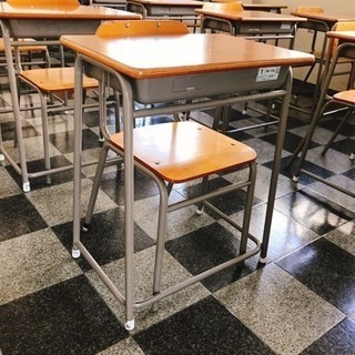 JIS規格の中学、高校机椅子セットの画像