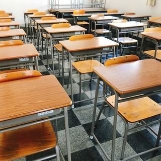 JIS規格の中学、高校机椅子セットの画像