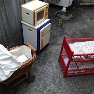 電子レンジ、冷蔵庫、ベッド、乳母車
