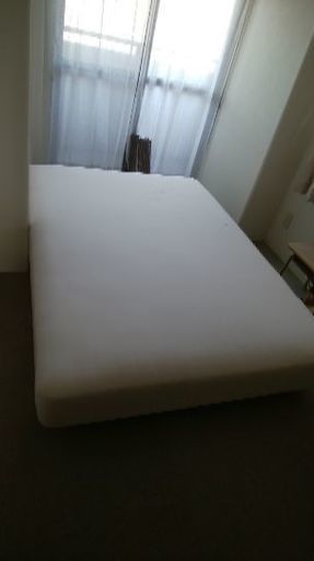 ダブルベッド　足つき　とてもきれいなベッドです。