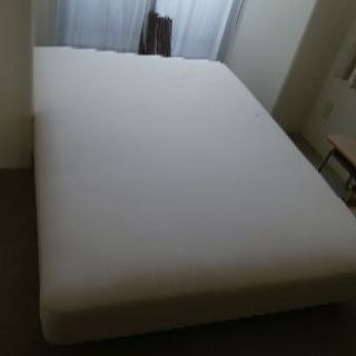 ダブルベッド　足つき　とてもきれいなベッドです。