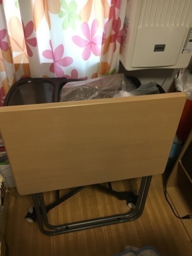 折りたたみテーブル、椅子、3段ボックス、エレキギター