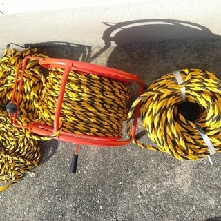 ロープ　標識　黄色　黒　工事　コーナーロープ　トラ　ロープリール　巻取り　の画像