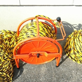 ロープ　標識　黄色　黒　工事　コーナーロープ　トラ　ロープリール　巻取り　の画像