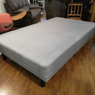 セミダブルサイズの脚付きマットレス、お売りします。