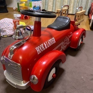 子供用足蹴り車（消防車？）