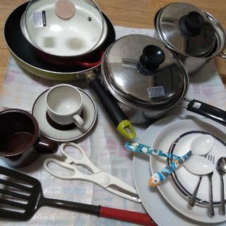 生活用品セット（ゴミ箱/食器/鍋等）【受け取り3/18まで】の画像