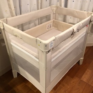 【値下げしました】折畳み可！美品★アップリカのベビーベッド