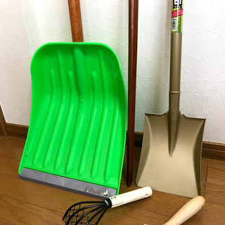 あげまスコップ ［プラ緑1、金象印1、熊手1、シャベル1］なぜか木刀1