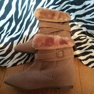 新品·試着のみ　ブラウン　茶色　ベルト&ファー付きブーツ　サイズM👢の画像