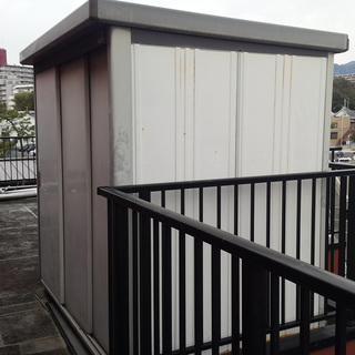 くまねず《西宮市、分解引取り限定》大型スライドドア物置(TYスト...
