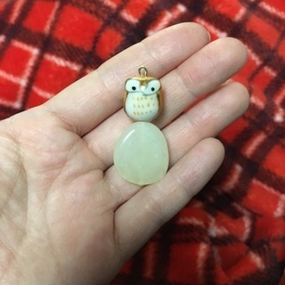 陶器のふくろう(オレンジ)とニュージェイドのチャーム