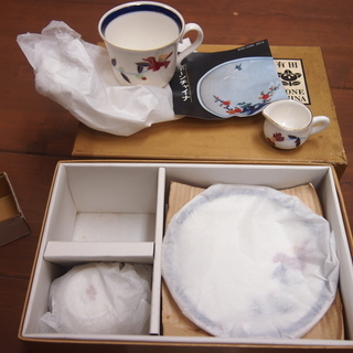 新品　未使用　箱入り　有田焼　曲水窯　コーヒーカップ＆ソーサー　ペア２個　ミルクポット付きの画像