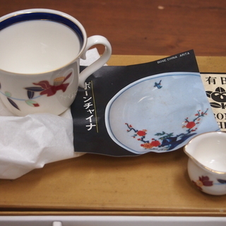新品　未使用　箱入り　有田焼　曲水窯　コーヒーカップ＆ソーサー　ペア２個　ミルクポット付きの画像